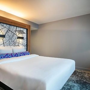 Aansluitende Familie Kamer met een Queen Size Bed